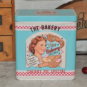 علبة معدنيه بفتحة من الامام