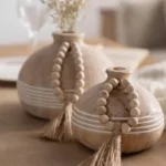 فازة خشب للطاولة كروية بتصميم طبيعي مزين بخرز وشرابات بوهيمية لديكور المداخل وطاولات القهوة