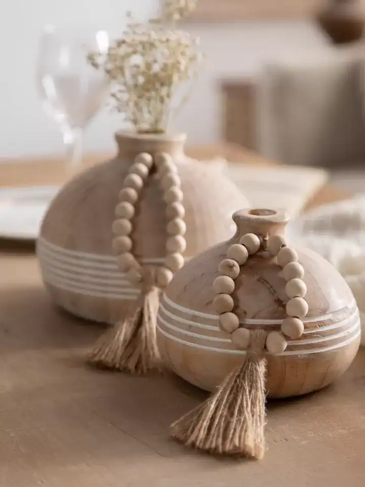 فازة خشب للطاولة كروية بتصميم طبيعي مزين بخرز وشرابات بوهيمية لديكور المداخل وطاولات القهوة