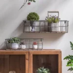 سلة تخزين جدارية معدنية بقاعدة خشبية للمطبخ والحمام