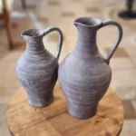 فازة سيراميك صناعة يدوي بتصميم إبريق كلاسيكي ولون بني رمادي مطفأ لتنسيق ديكور ريفي وتراثي فاخر