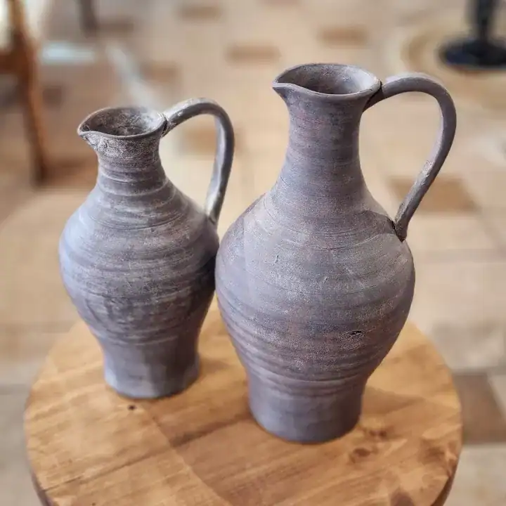 فازة سيراميك صناعة يدوي بتصميم إبريق كلاسيكي ولون بني رمادي مطفأ لتنسيق ديكور ريفي وتراثي فاخر