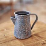 فازة بشكل إبريق معدني قديم بتشطيب معتّق وألوان مرقشة فنتج لتنسيق الزهور الجافة والديكور الريفي