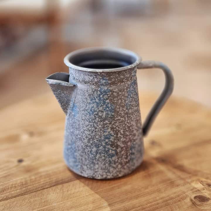 فازة بشكل إبريق معدني قديم بتشطيب معتّق وألوان مرقشة فنتج لتنسيق الزهور الجافة والديكور الريفي