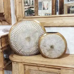 طقم فازة ديكور معدنية باللون الذهبي المعتق بنقوش هندسية بارزة لتزيين المداخل والمجالس الفخمة