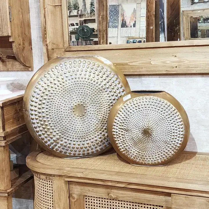 طقم فازة ديكور معدنية باللون الذهبي المعتق بنقوش هندسية بارزة لتزيين المداخل والمجالس الفخمة