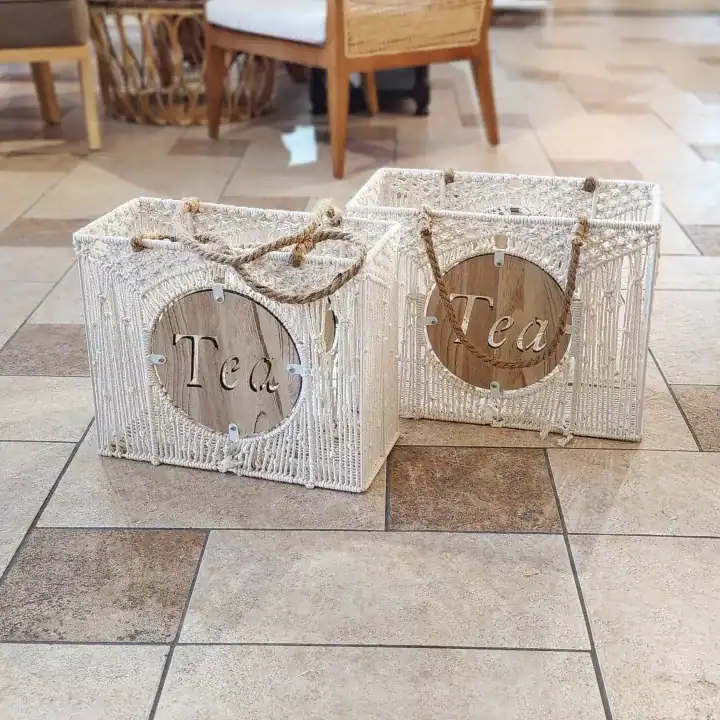 طقم سلال لحفظ دلال القهوة والشاي مصنوع يدويًا من خيوط المكرمية والخشب بتصميم ريفي لضيافة أنيقة