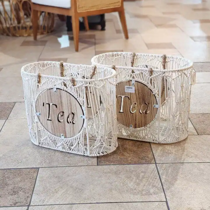 طقم سلال لحفظ دلال القهوة والشاي مصنوع يدويًا من خيوط المكرمية والخشب بتصميم ريفي لضيافة أنيقة