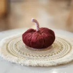 يقطين ديكور مخملي باللون الخمري الفاتح مقاس 13 سم مع ساق وردية لزينة الطاولات وصواني التقديم