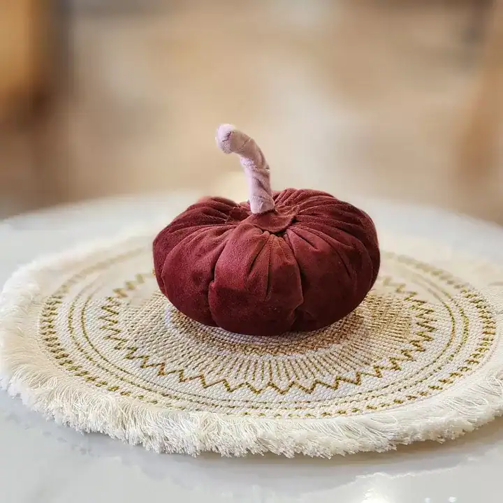 يقطين ديكور مخملي باللون الخمري الفاتح مقاس 13 سم مع ساق وردية لزينة الطاولات وصواني التقديم