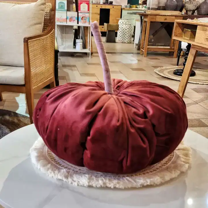 يقطين زينة نبيتي من قماش المخمل الفاخر مقاس 27 سم للديكور المنزلي الانيق وطاولات الضيافة