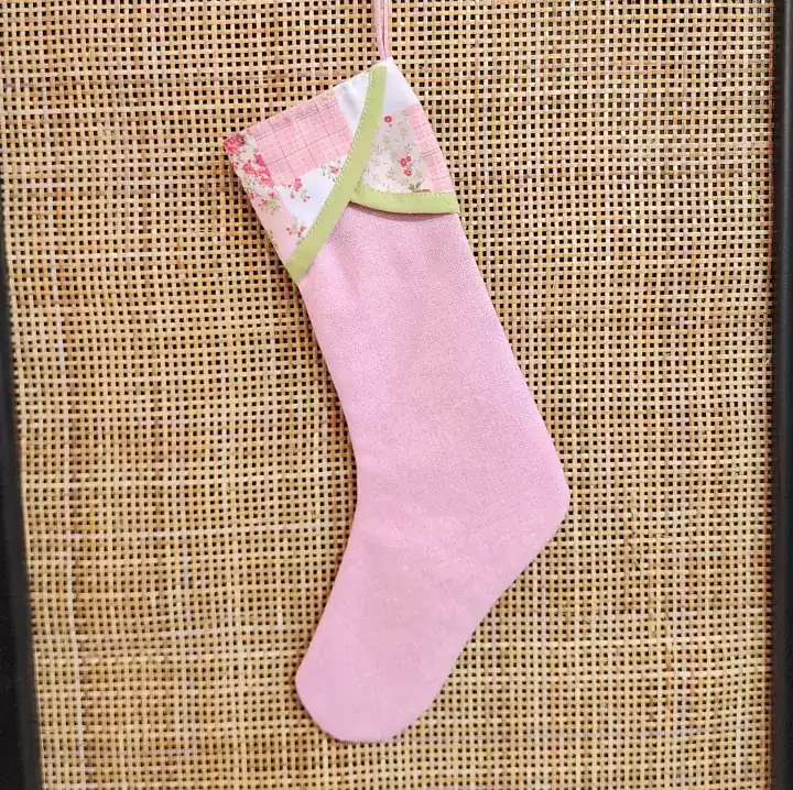 جوارب تعليق قماشي من القطن باللون الوردي مقاس 35 سم مع حواف زهرية لزينة الجدران وتقديم الهدايا