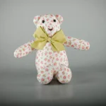 دبدوب الذكريات القماشي أبيض بنقوش زهور وردية مقاس 35 سم بفيونكة زيتونية أنيقة لهدايا المواليد وديكور غرف البنات