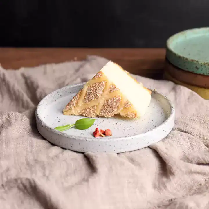 صحن تقديم دائري سيراميك حواف متموجة تصميم فانتج