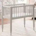 سرير أطفال بحاجز