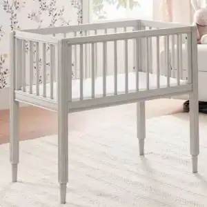 سرير أطفال بحاجز