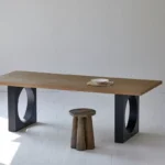 طاولة طعام كبيرة خشب طبيعي قاعدة سوداء معمارية 200 سم