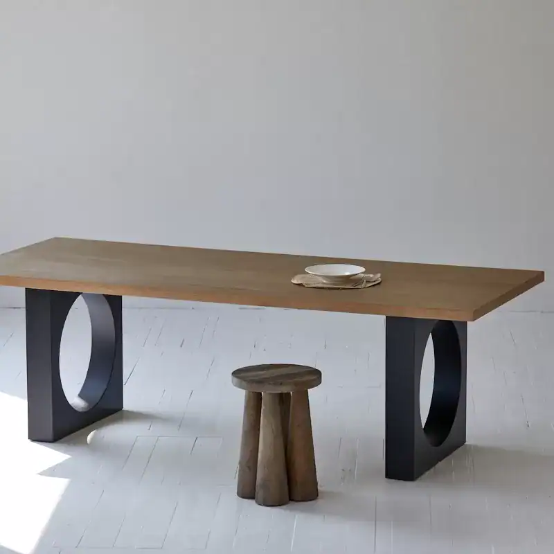 طاولة طعام كبيرة خشب طبيعي قاعدة سوداء معمارية 200 سم