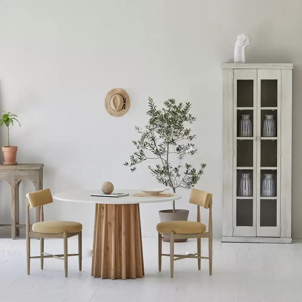 طاولة طعام خشب دائرية صنوبر طبيعي قاعدة نحتية 130 سم