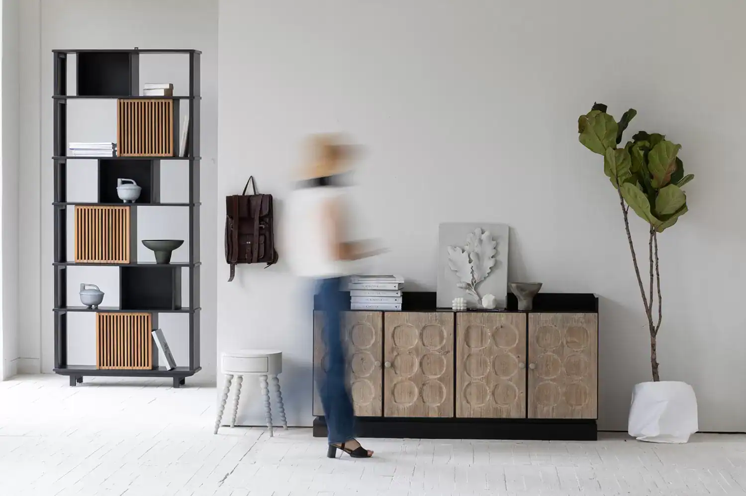 دولاب بوفيه ريفي أسود وأبواب خشب محفورة 160 سم