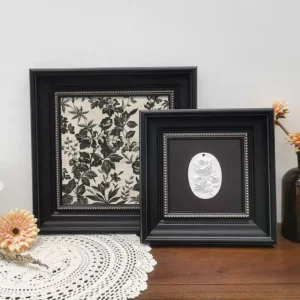 برواز أسود خشبي كلاسيكي بحواف لؤلؤية فضية وزخارف نباتية مقاس 40×40 سم ديكور جدران فاخر