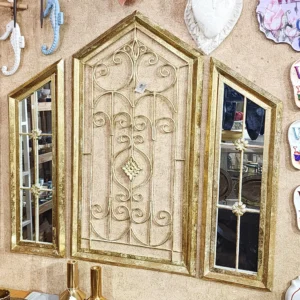 طقم 3 شبابيك جدارية ذهبية معدنية مع مرايا جانبية وحديد مشغول بتصاميم هندسية مقاس 90×80 سم