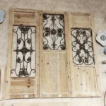 شباك جداري مفرد إطار خشب طبيعي مع حديد مشغول أسود متوفر بتصاميم A B C مقاس 120×40 سم