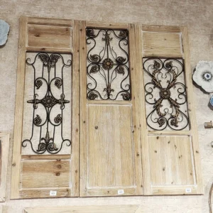 شباك جداري مفرد إطار خشب طبيعي مع حديد مشغول أسود متوفر بتصاميم A B C مقاس 120×40 سم