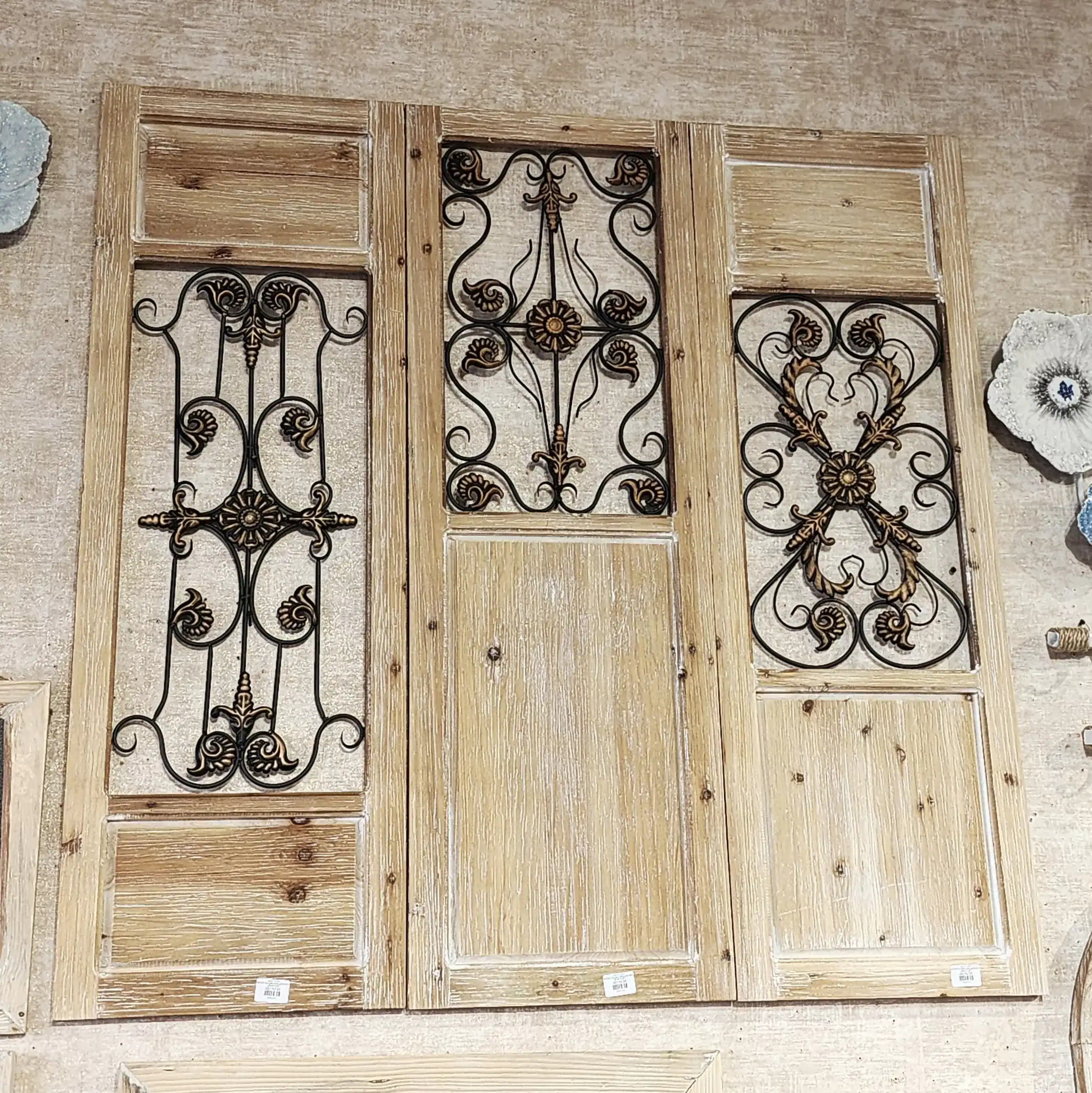 شباك جداري مفرد إطار خشب طبيعي مع حديد مشغول أسود متوفر بتصاميم A B C مقاس 120×40 سم