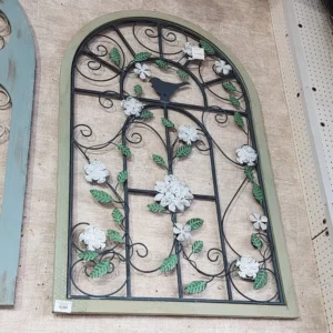 شباك جداري حديد مشغول بتصميم طيور وأزهار داخل إطار خشبي أخضر باهت ارتفاع 100 سم للديكور