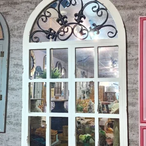 مرايا جدارية خشب – تصميم نافذة مقوسة أبيض معتق (108x68 سم)