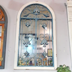 مرايا جدارية شباك حديد – تصميم مقوس أزرق أنتيك (105x60 سم)