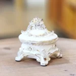 علبة بخور سيراميك أوف وايت بتصميم فيكتوري مزخرفة بالورود مع غطاء لحفظ العود والمجوهرات