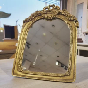 مرآة طاولة كلاسيكية كبيرة إطار ذهبي مزين بنقوش ورود بتصميم فيكتوري مقاس 35×25 سم