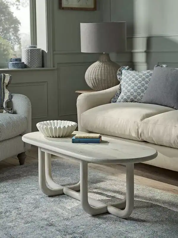 طاولة قهوة بيضاء