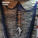 تعليقة جدارية خشبية كبيرة حصان بحر منحوت يدوياً مثبت على شبكة صيد زرقاء مع صدف ديكور بحري