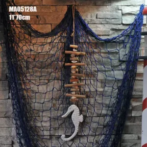 تعليقة جدارية خشبية كبيرة حصان بحر منحوت يدوياً مثبت على شبكة صيد زرقاء مع صدف ديكور بحري