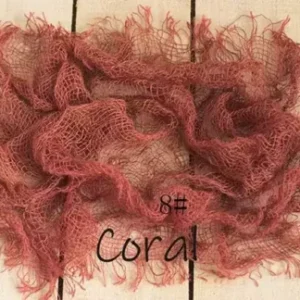 شبك من الخيش بخيوط رقيقة بلون مرجاني يستخدم كوشاح للف المواليد أو كخلفية ناعمة وبوهيمية لجلسات التصوير الاحترافية