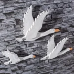 طقم ديكور جداري 3 بطات خشبية طائرة لون أبيض وبرتقالي بمقاسات متدرجة لتزيين غرف الأطفال