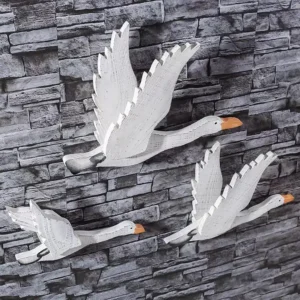 طقم ديكور جداري 3 بطات خشبية طائرة لون أبيض وبرتقالي بمقاسات متدرجة لتزيين غرف الأطفال