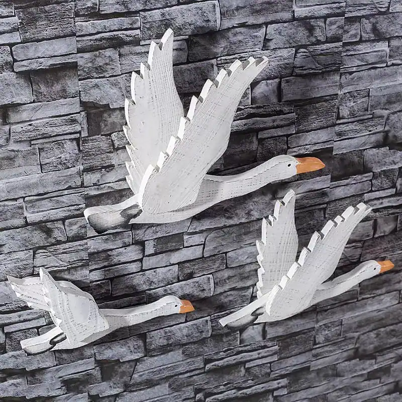 طقم ديكور جداري 3 بطات خشبية طائرة لون أبيض وبرتقالي بمقاسات متدرجة لتزيين غرف الأطفال