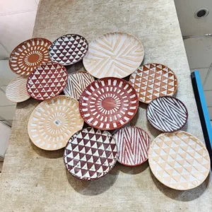 لوحة "أطباق التراث" الجدارية – ديكور معدني متداخل بنقوش هندسية (110×75 سم)