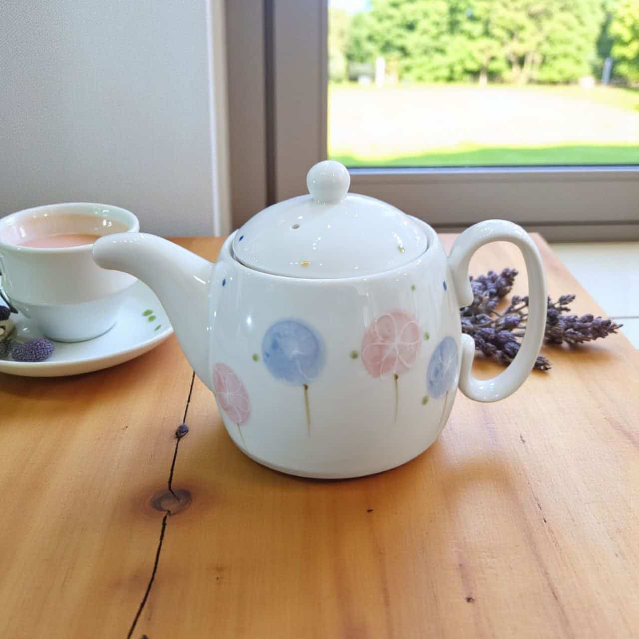 ابريق شاي سيراميك ابيض بسعة 400 مل بنقشات هندباء ملونة تصميم مودرن