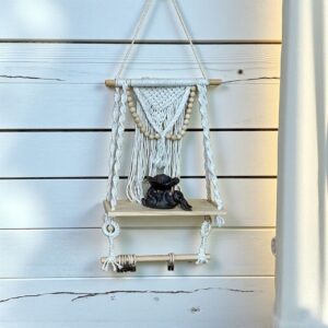 رف جداري خشب ومكرمية مع عامود تعليق صور للمداخل