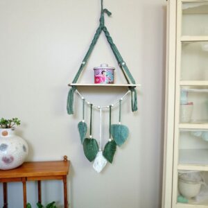 رف جداري خشب ومكرمية خضراء للنباتات والديكور