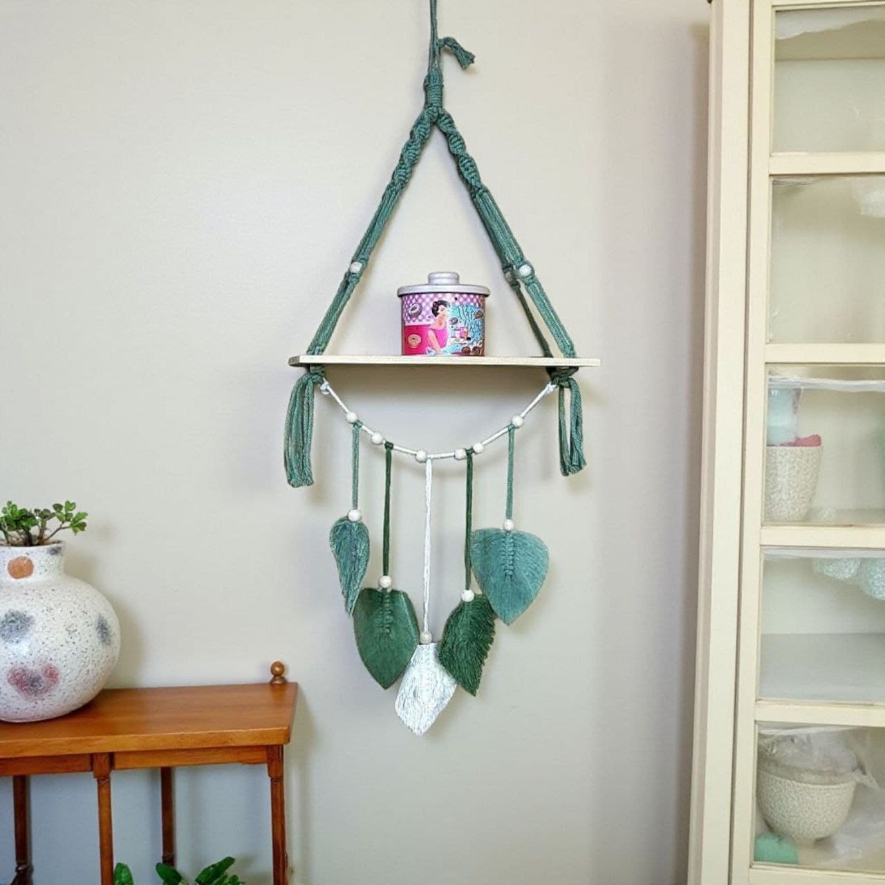 رف جداري خشب ومكرمية خضراء للنباتات والديكور