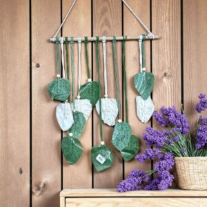 تعليقة جدارية مكرمية يدوية تصميم أوراق شجر استوائية بألوان أخضر ووردي بوهيمي