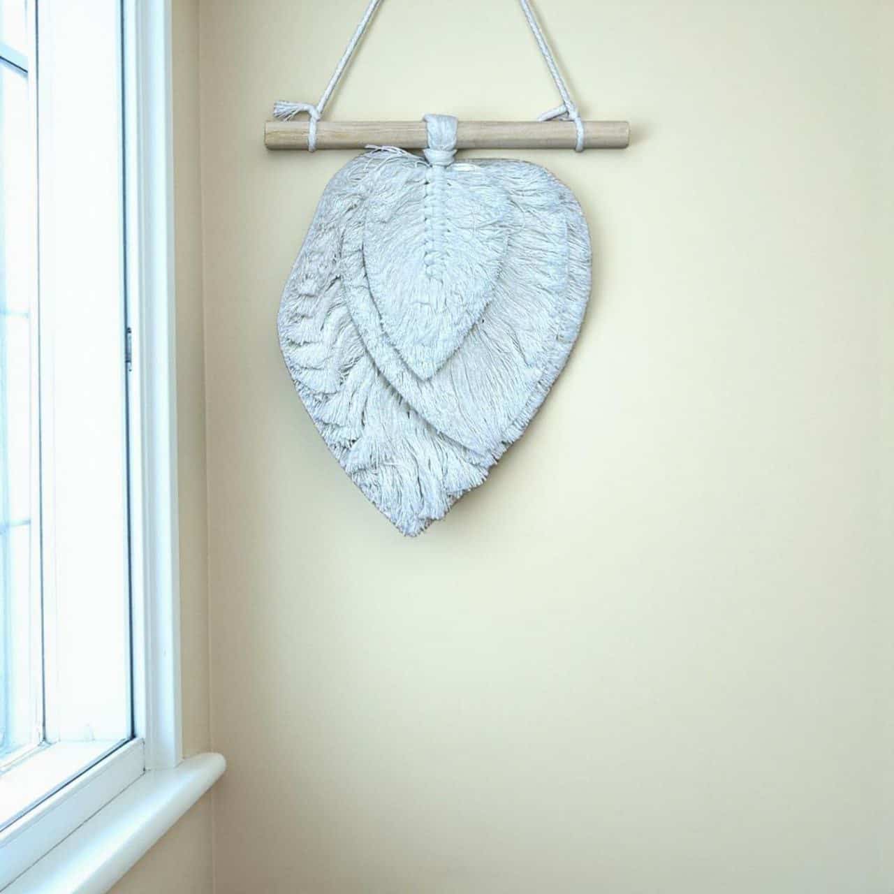 تعليقة جدارية مكرمية يدوية تصميم ورقة شجر استوائية بيضاء ستايل بوهيمي