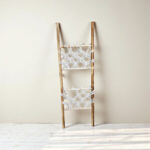 سلم ديكور خشب طبيعي ومكرمية يدوية بيضاء ستايل بوهيمي لغرف المعيشة