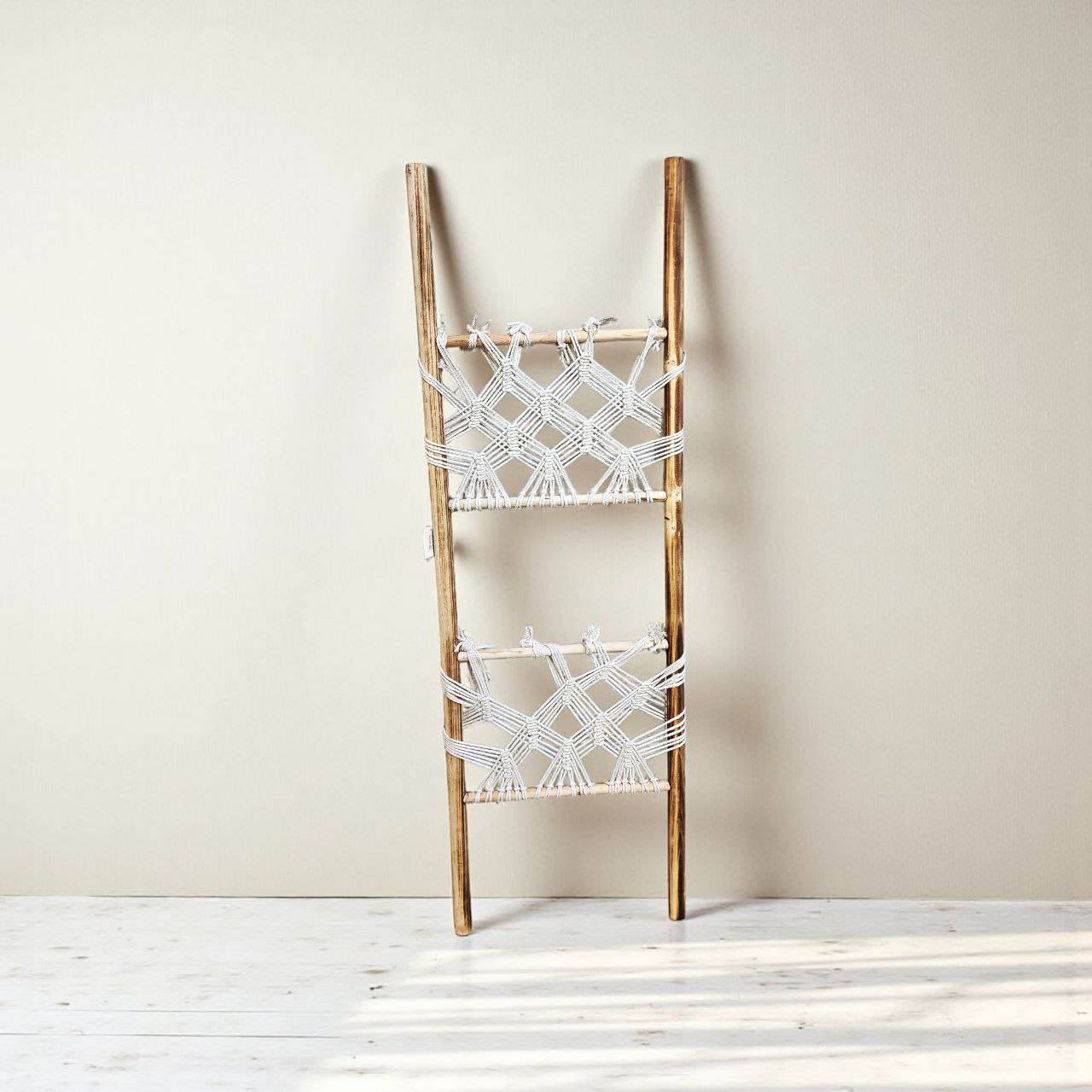 سلم ديكور خشب طبيعي ومكرمية يدوية بيضاء ستايل بوهيمي لغرف المعيشة